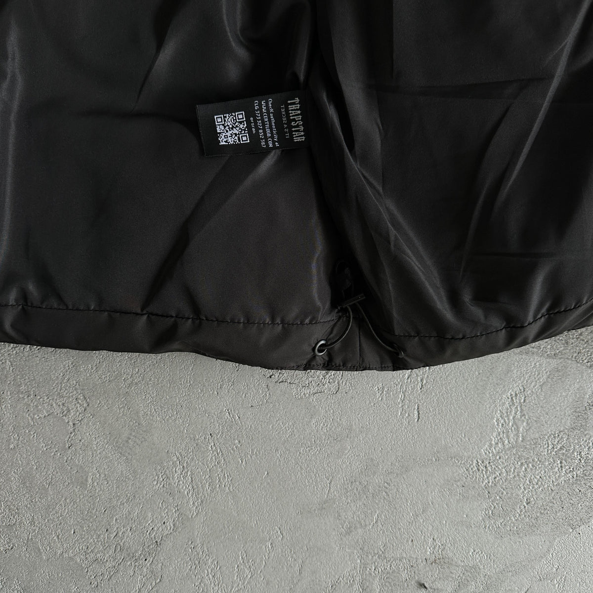 Giacca imbottita Trapstar Decoded Arch nera 