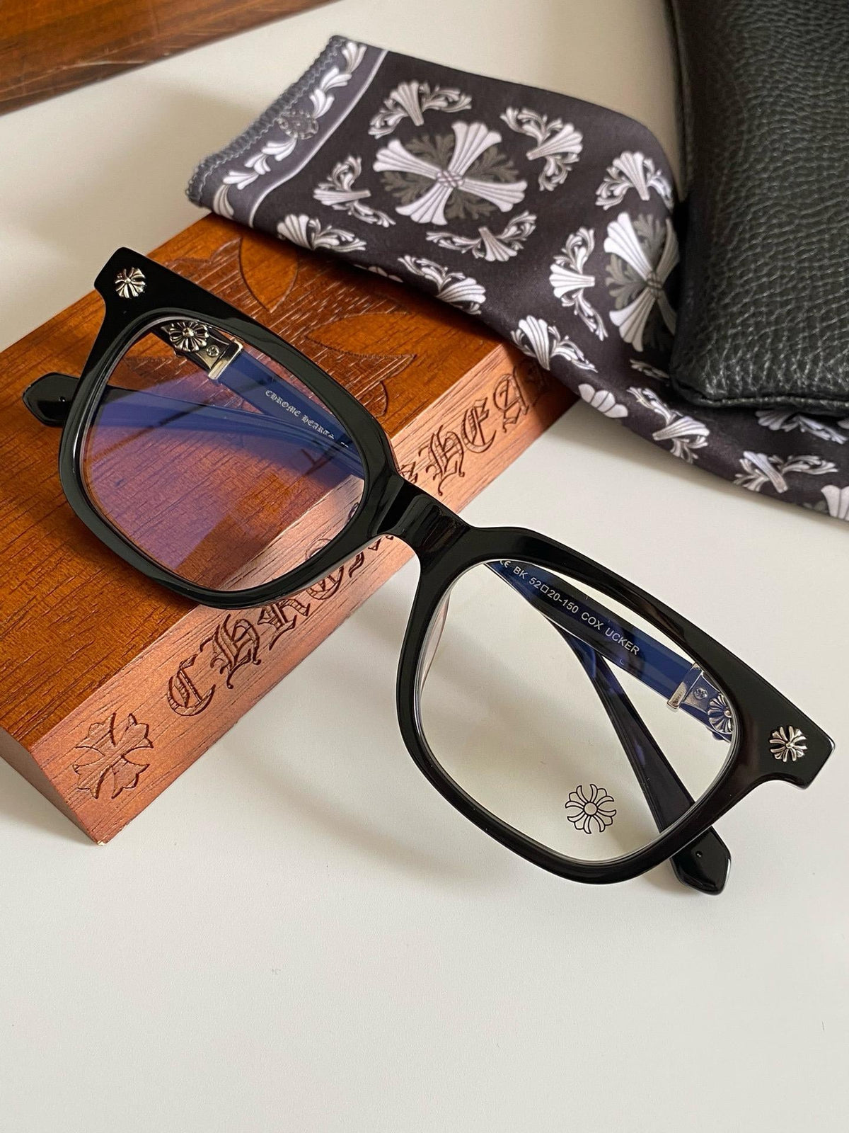 Brille mit verchromten Herzen