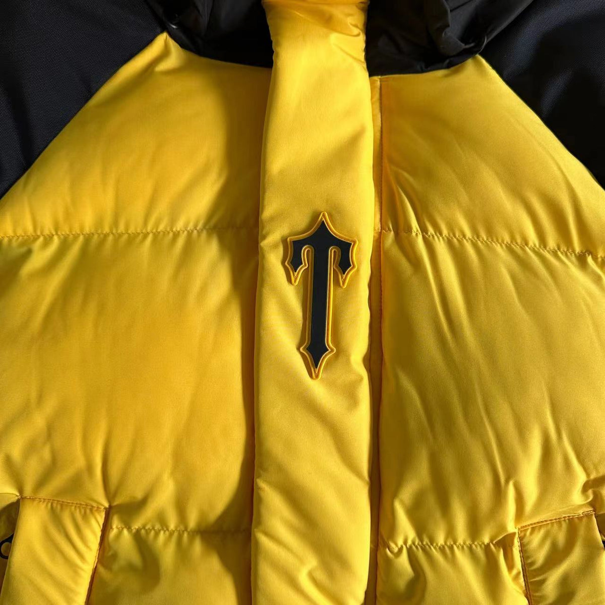 Trapstar Decoded Arch Pufferjacke Schwarz Gelb 