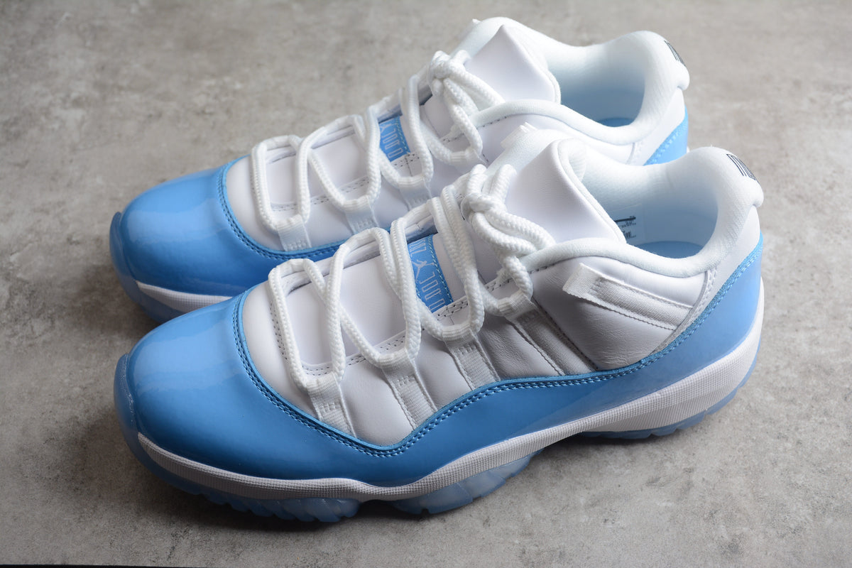 Air Jordan 11 Low "Bianche e Blu Università" 