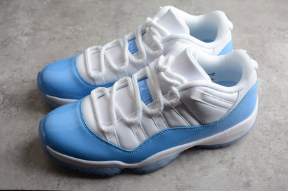 Air Jordan 11 Low "Bianche e Blu Università" 