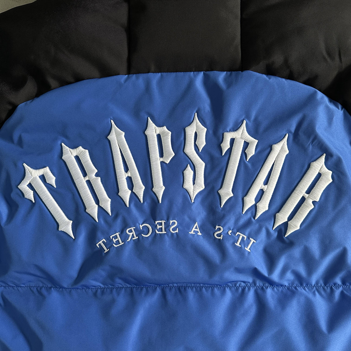 Giacca imbottita Trapstar Decoded Arch nera e blu 
