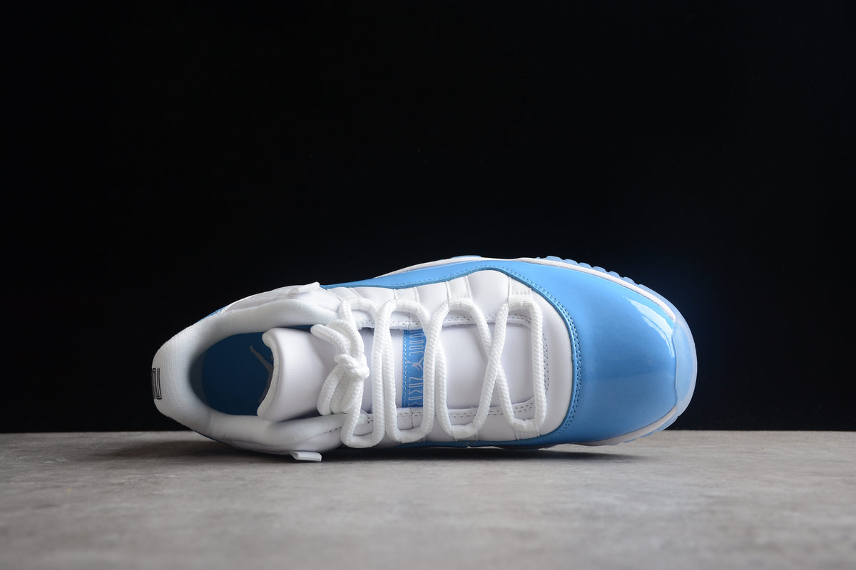 Air Jordan 11 Low "Bianche e Blu Università" 