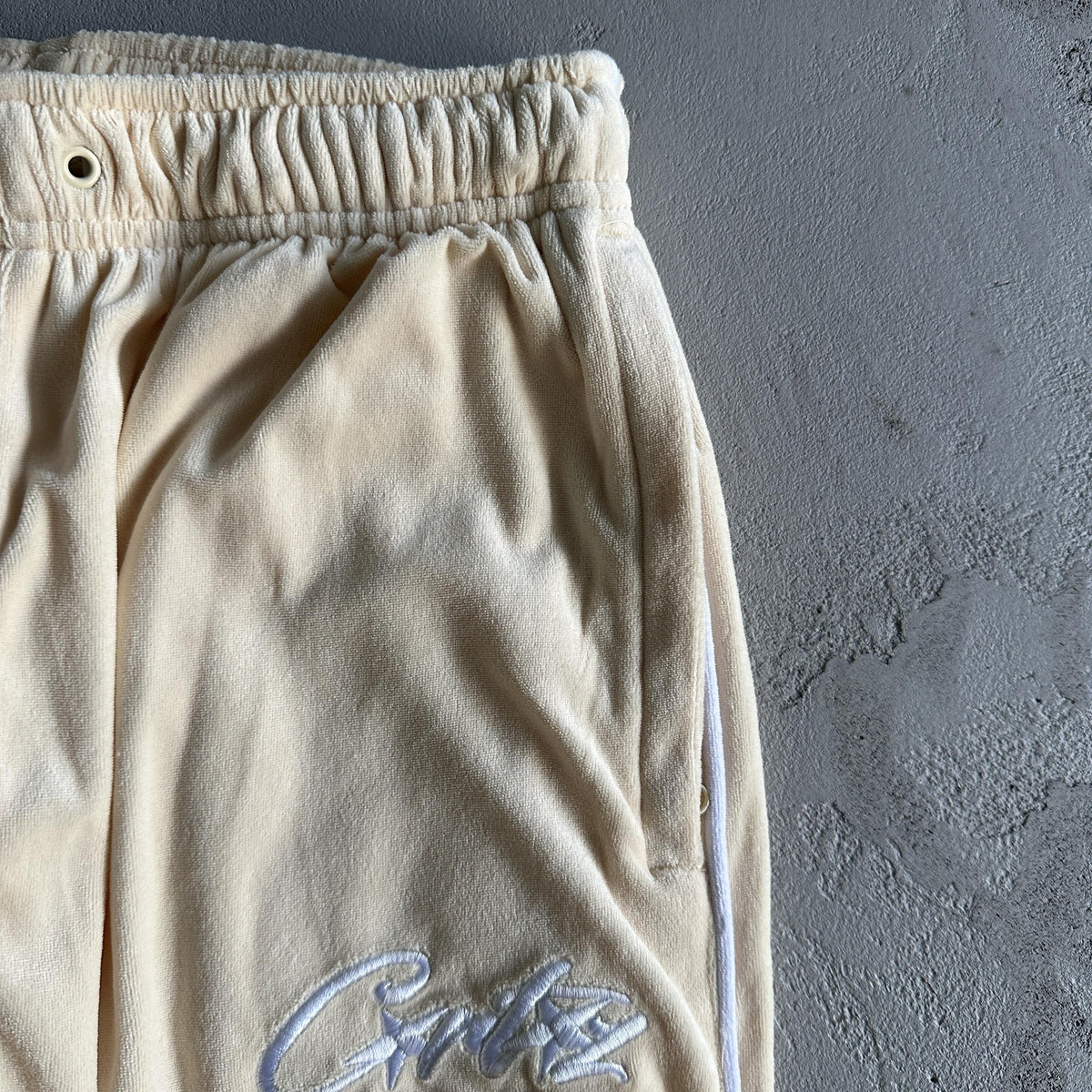 Corteiz Velvet Trackset Creme 