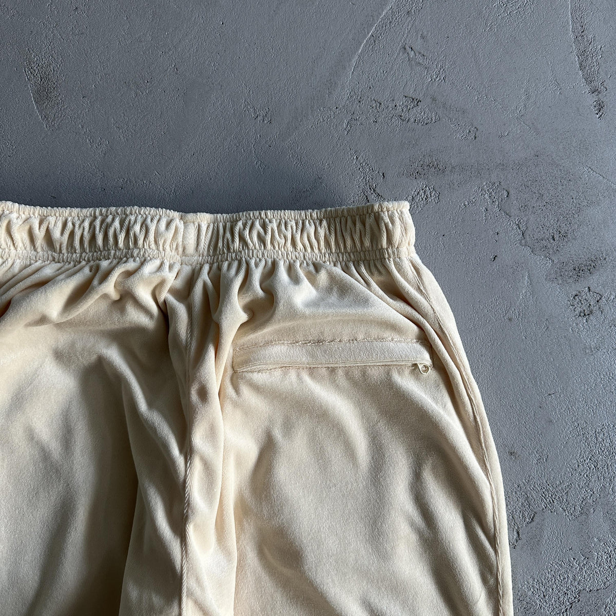 Pantaloni in velluto Corteiz color crema 