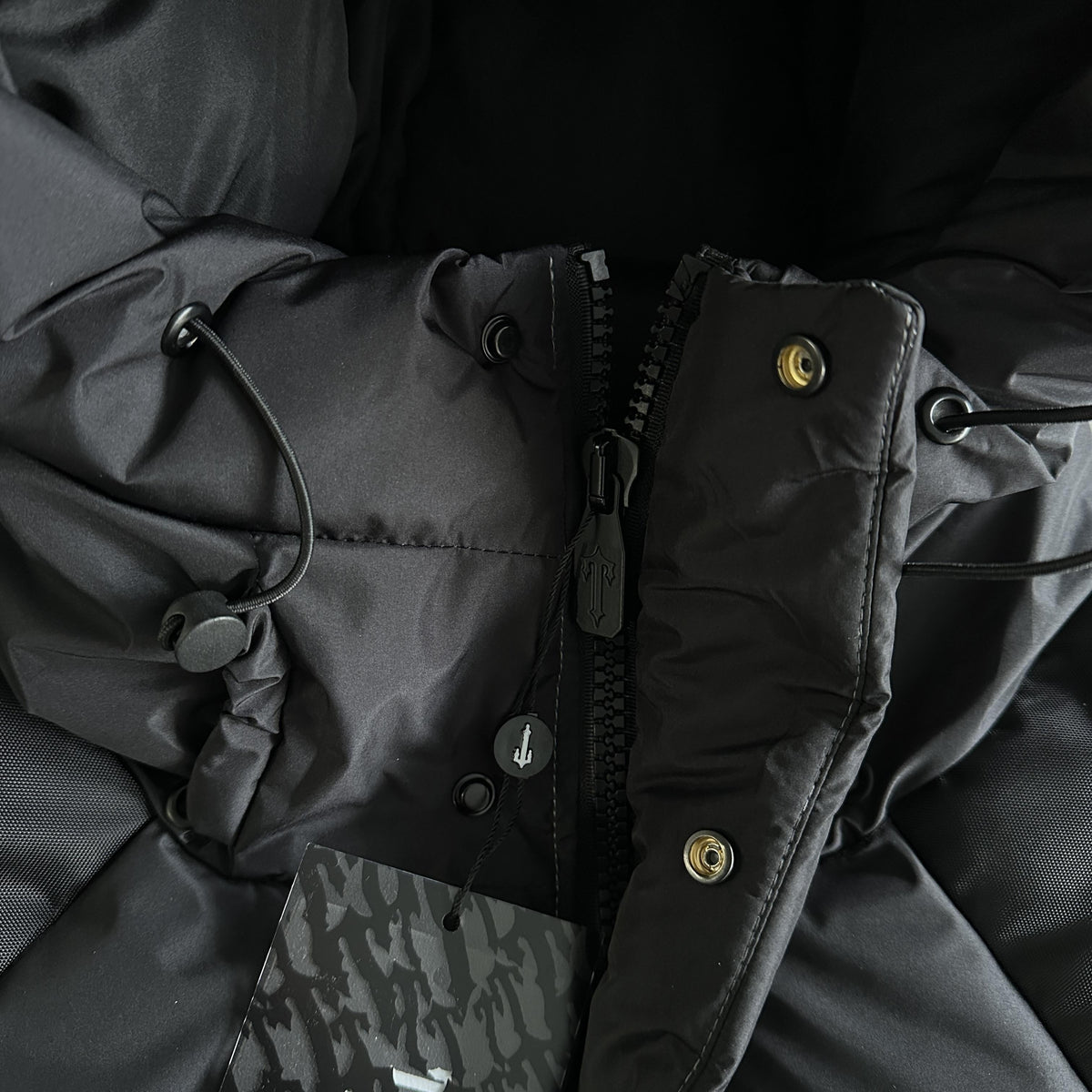 Giacca imbottita Trapstar Decoded Arch nera sfumata 