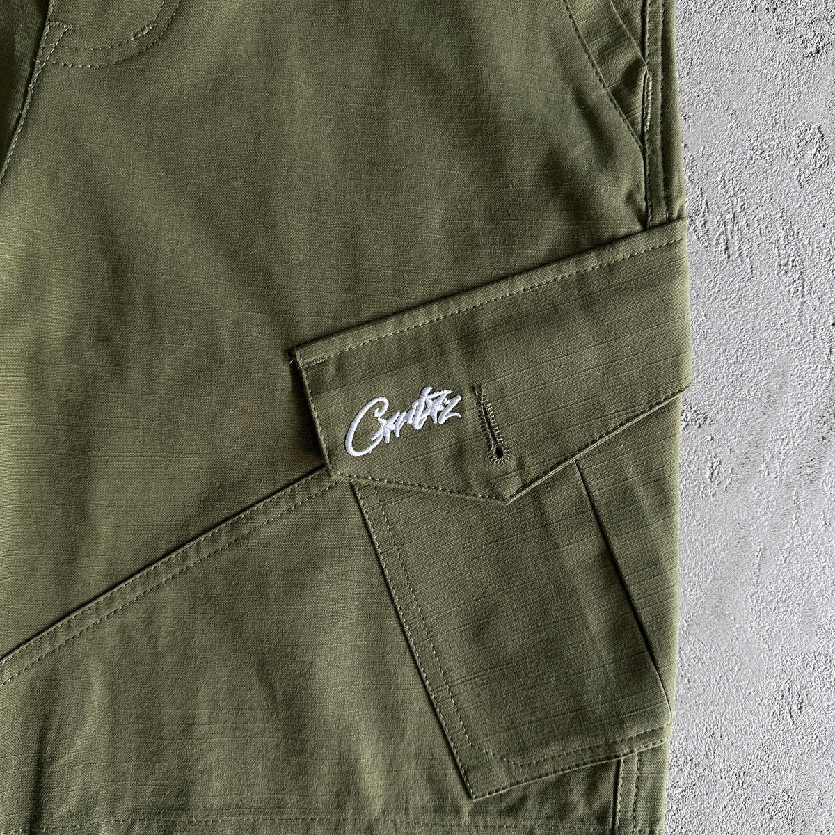 Pantaloncini Corteiz con tasca obliqua