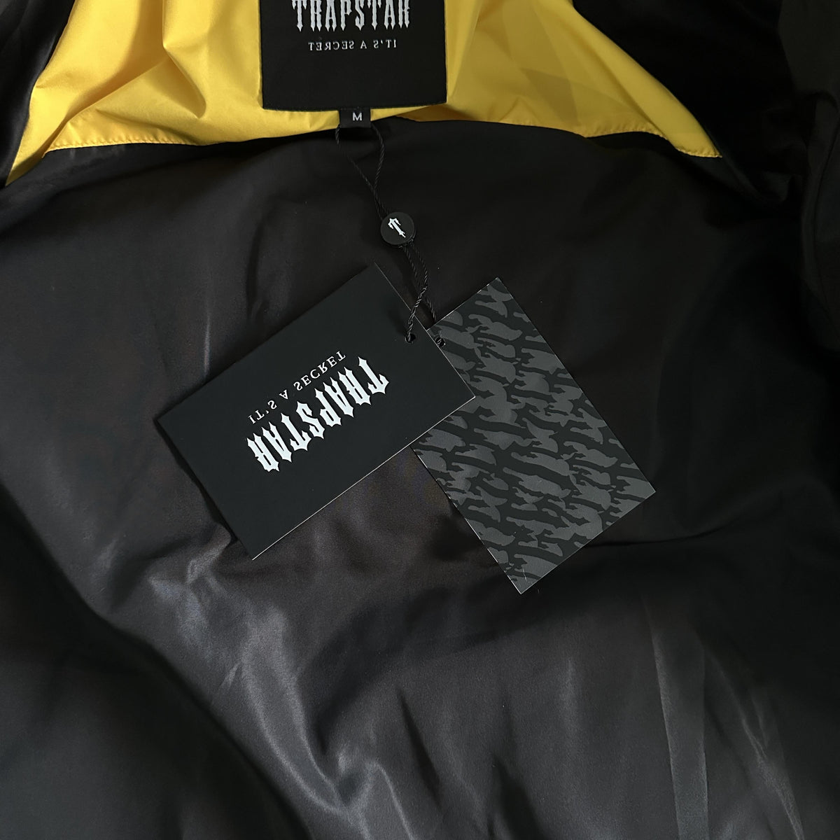 Trapstar Decoded Arch Pufferjacke Schwarz Gelb 