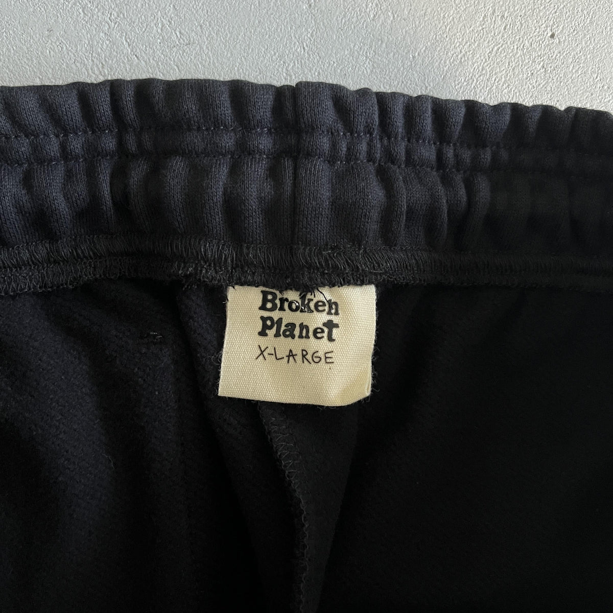 Pantaloni della tuta a gamba dritta Broken Planet neri 