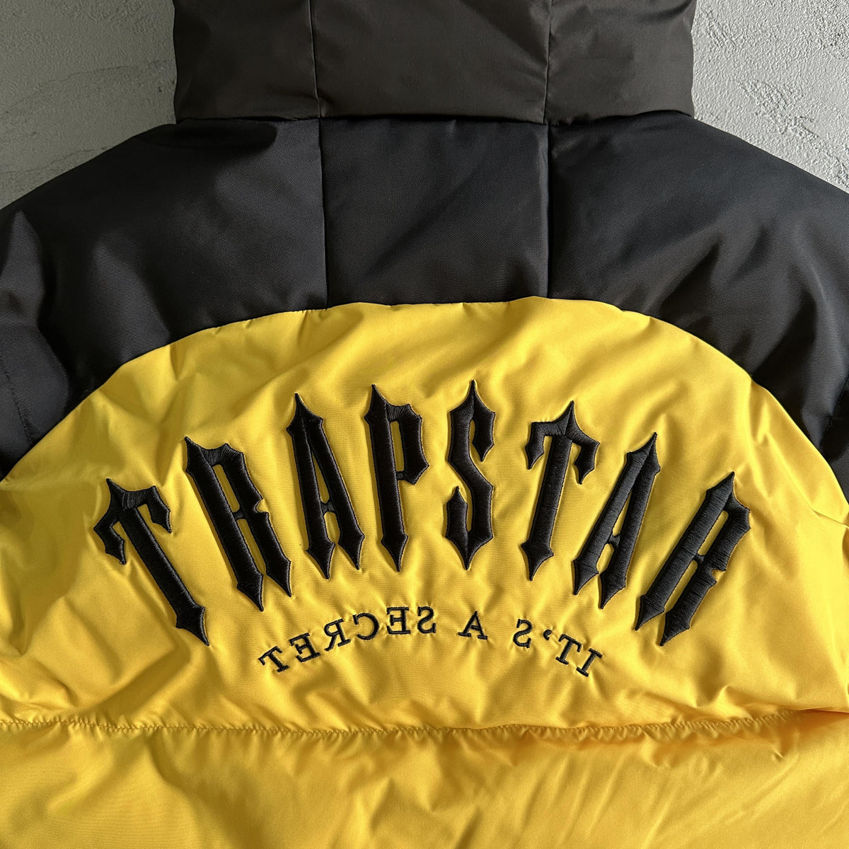 Trapstar Decoded Arch Pufferjacke Schwarz Gelb 