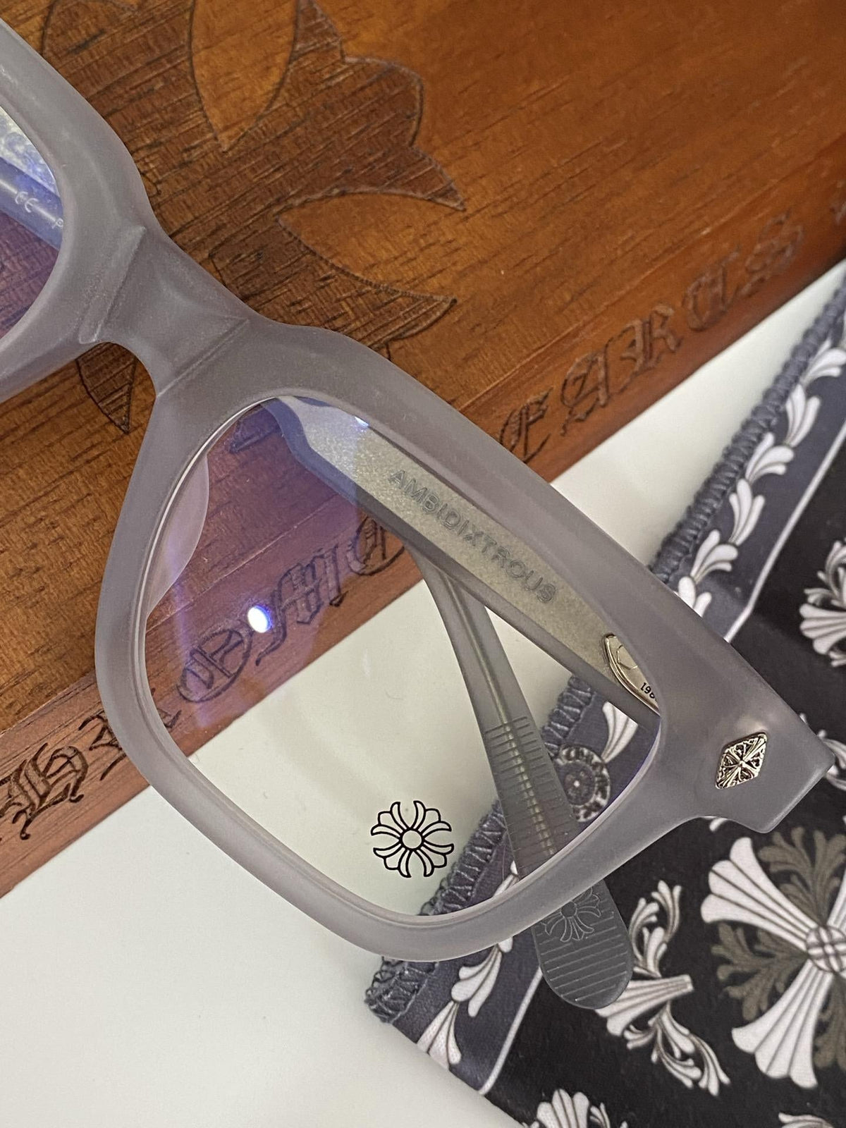 Brille mit verchromten Herzen