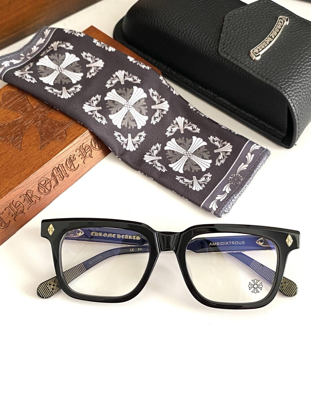 Brille mit verchromten Herzen