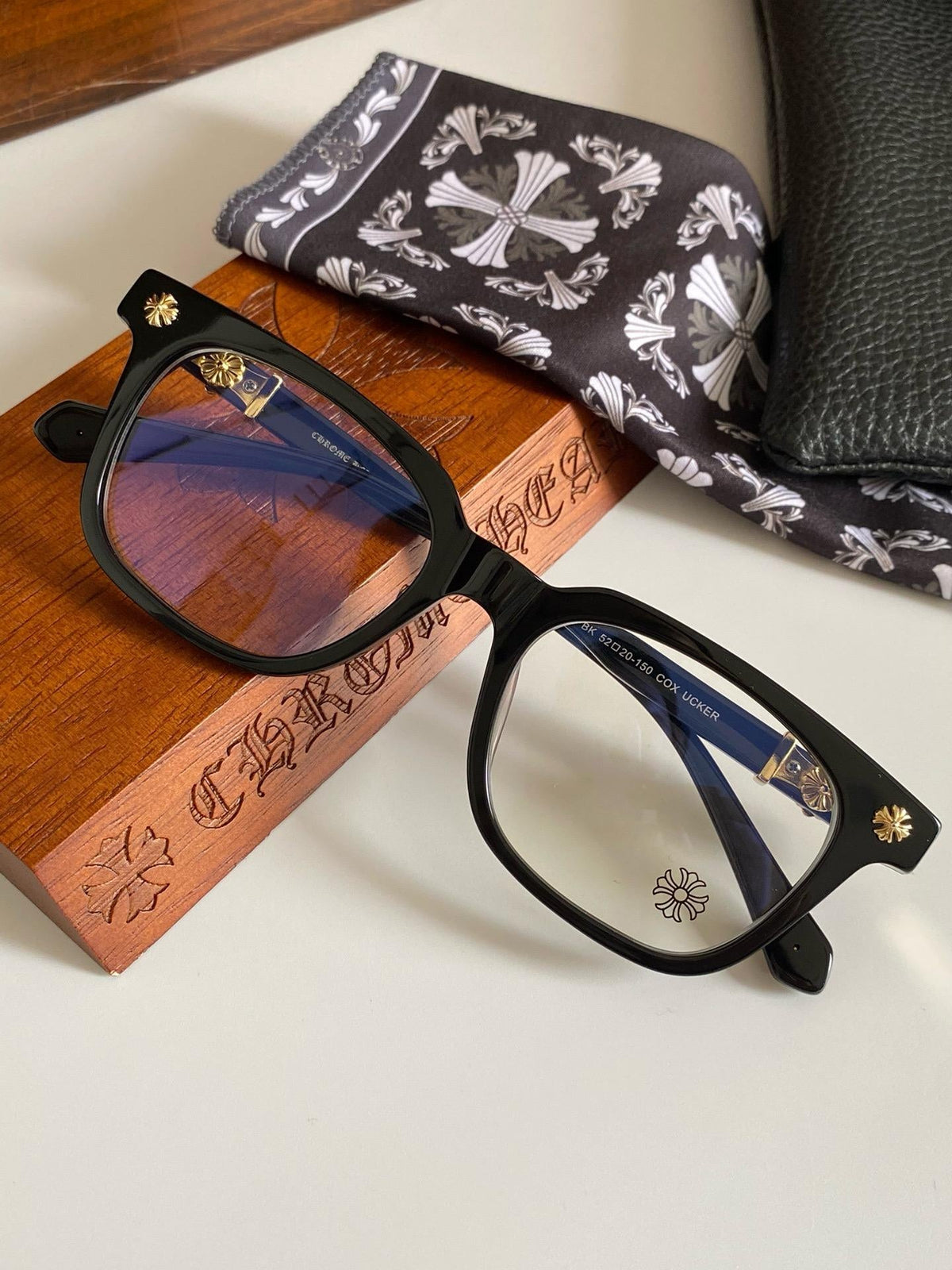Brille mit verchromten Herzen