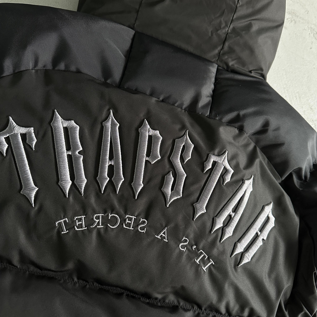 Giacca imbottita Trapstar Decoded Arch nera 