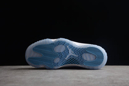 Air Jordan 11 Low "Bianche e Blu Università" 