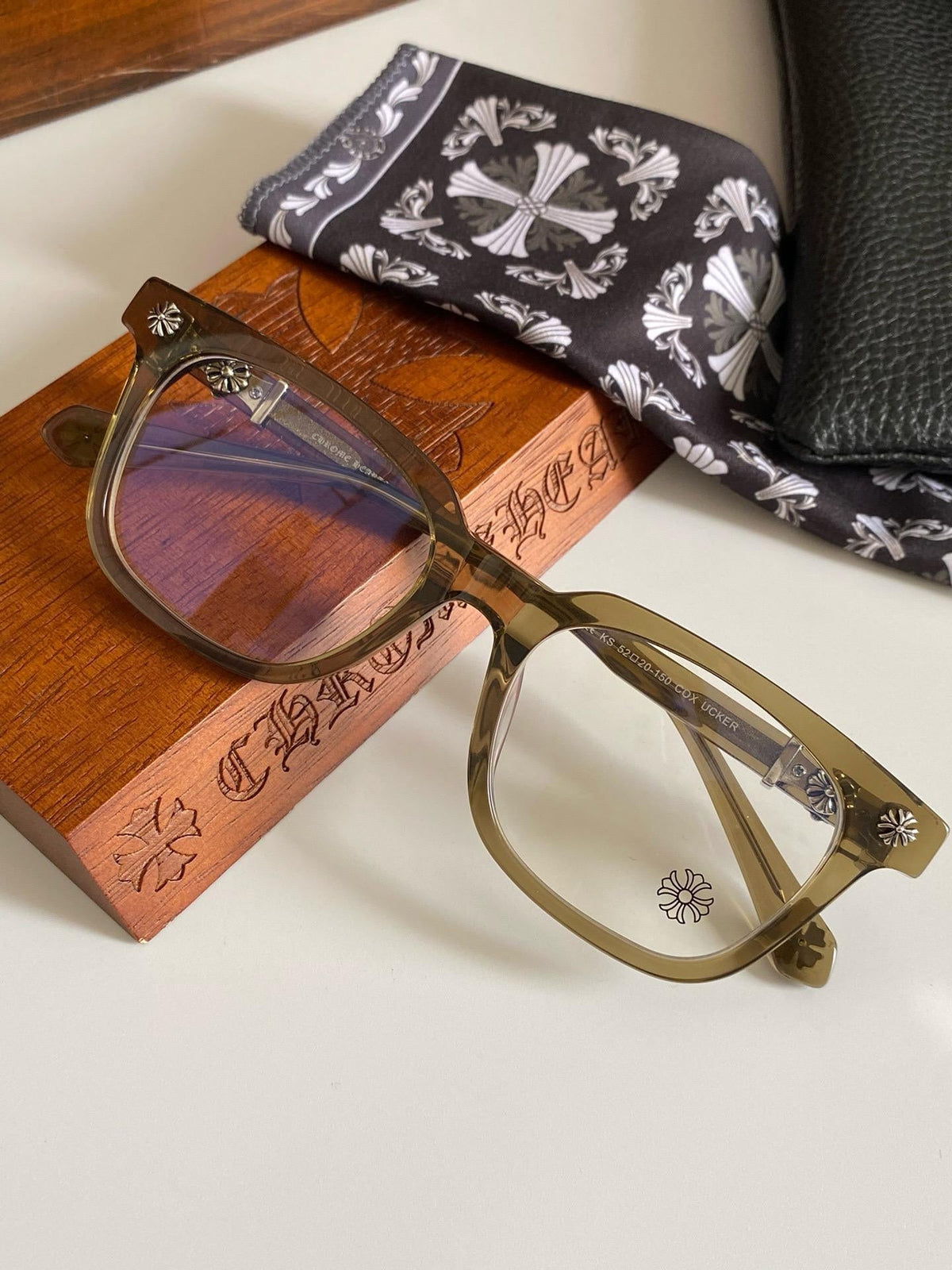 Brille mit verchromten Herzen