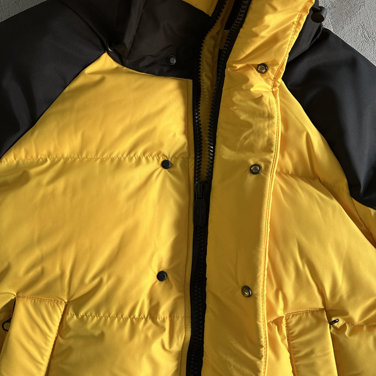 Trapstar Decoded Arch Pufferjacke Schwarz Gelb 