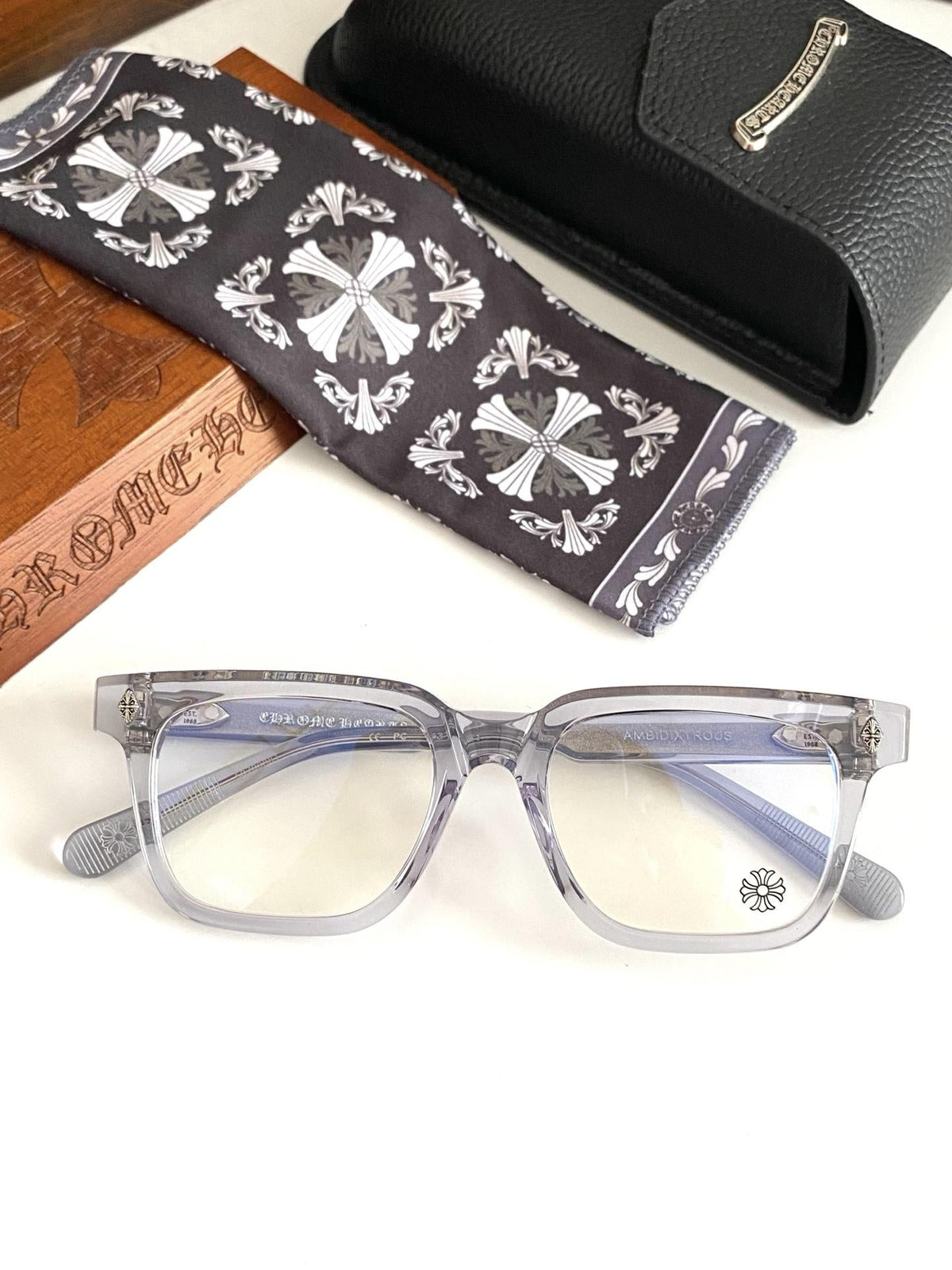 Brille mit verchromten Herzen