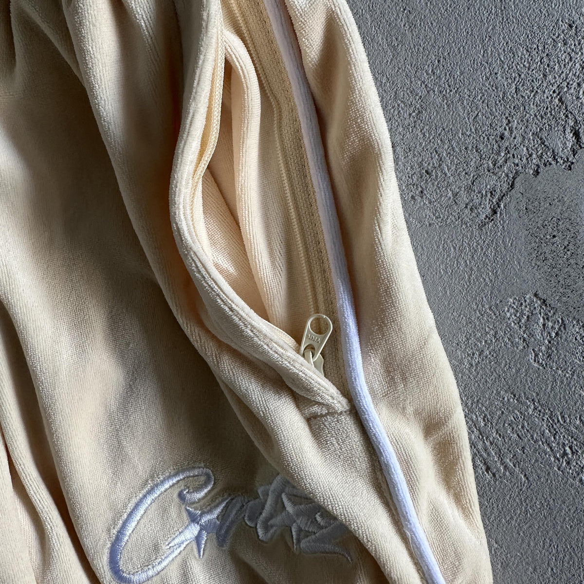 Corteiz Velvet Trackset Creme 