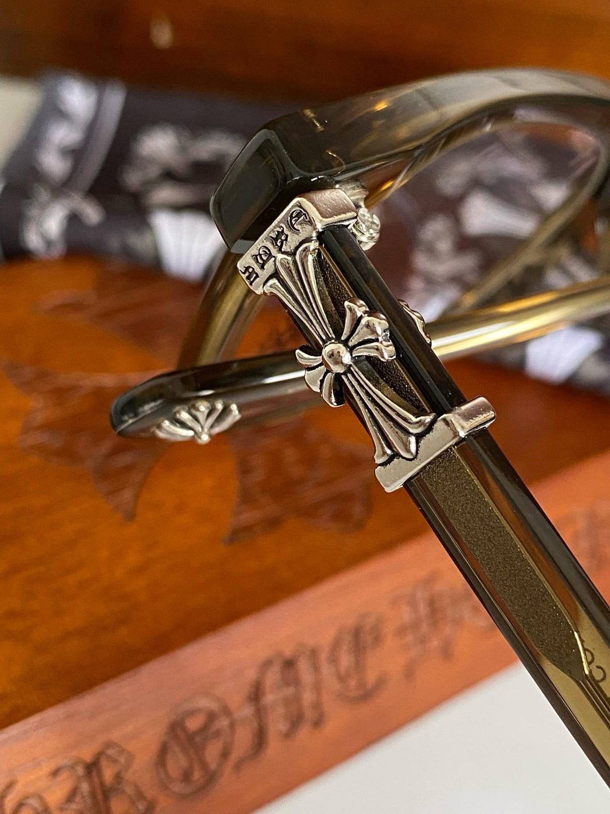 Brille mit verchromten Herzen