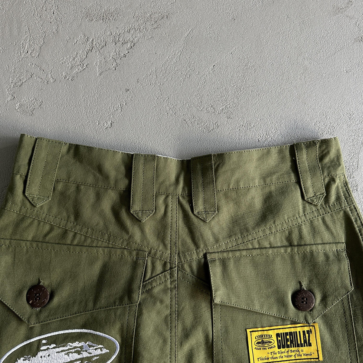 Pantaloncini Corteiz con tasca obliqua