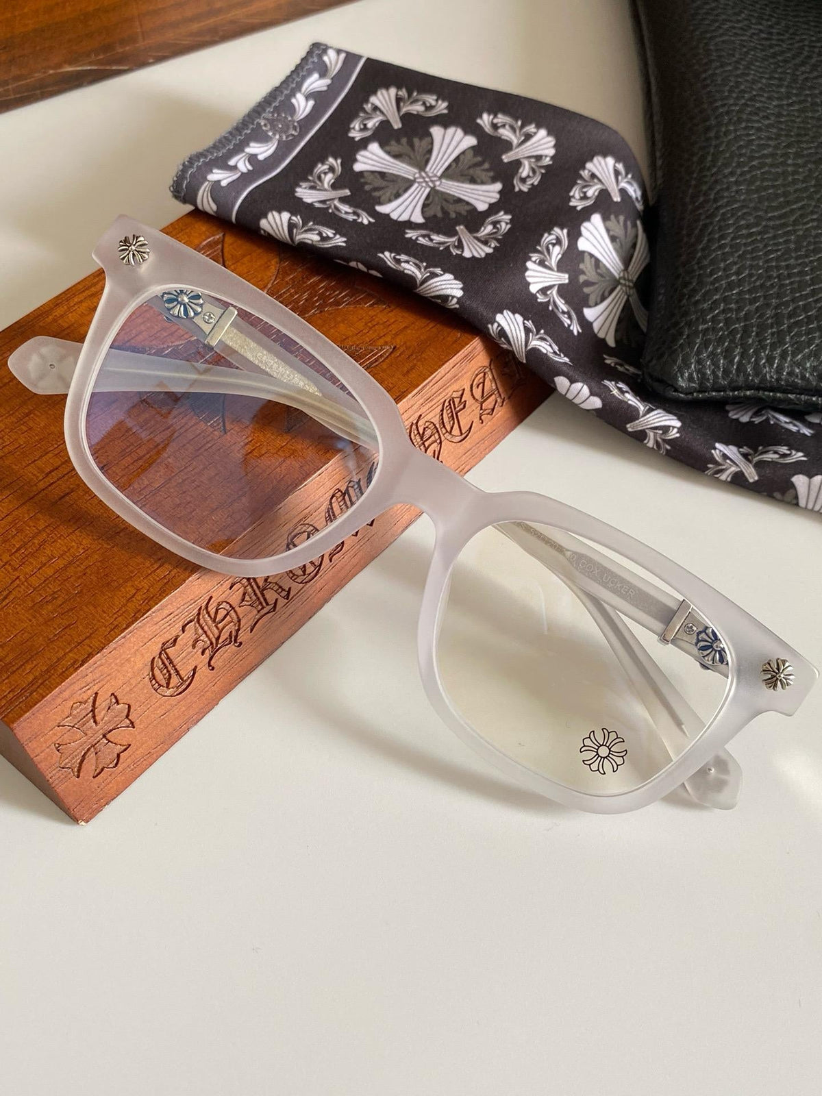 Brille mit verchromten Herzen
