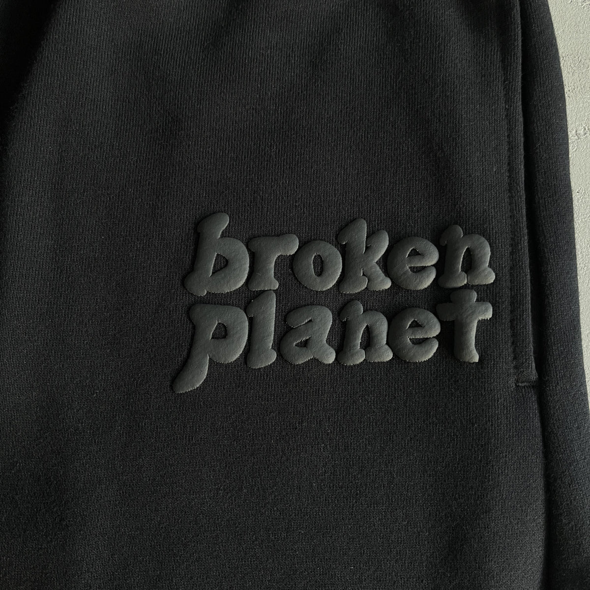 Pantaloni della tuta a gamba dritta Broken Planet neri 