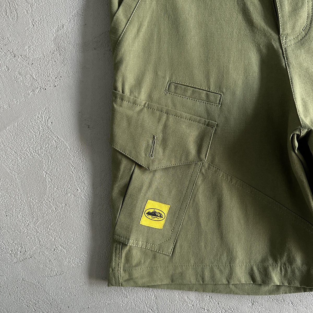 Pantaloncini Corteiz con tasca obliqua