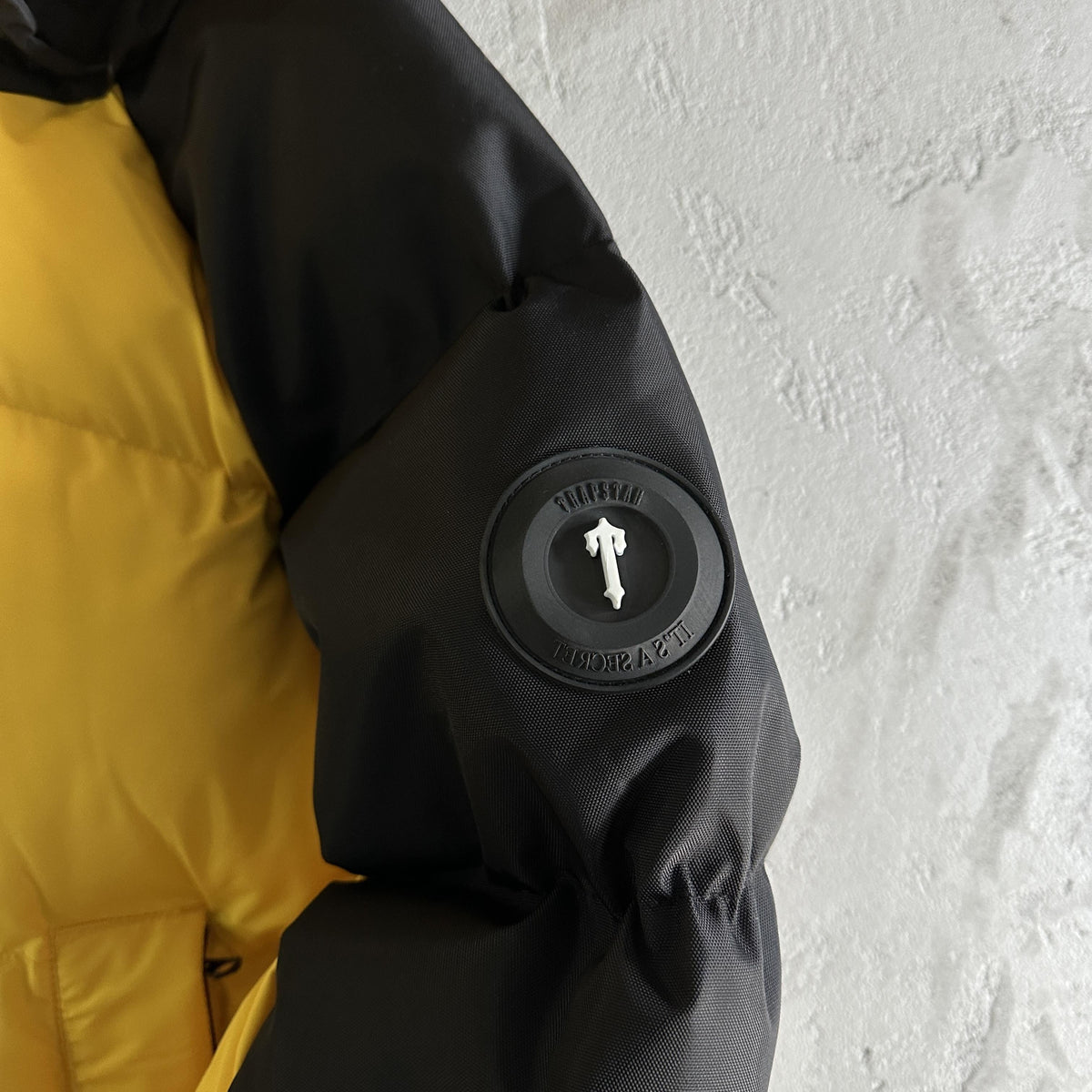 Trapstar Decoded Arch Pufferjacke Schwarz Gelb 